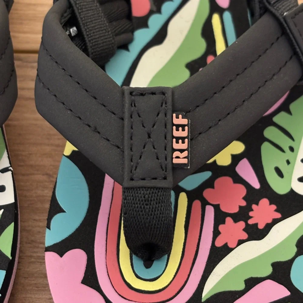 REEF Little Ahi Water-Friendly Flip-Flop Tropical Rainbow Black Kids Size 9 Pool